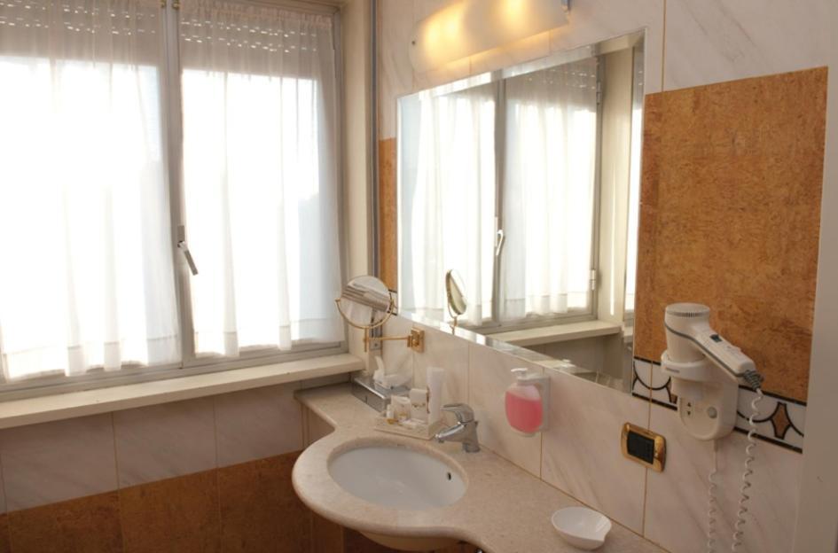 Hotel La Bussola نوفارا المظهر الخارجي الصورة