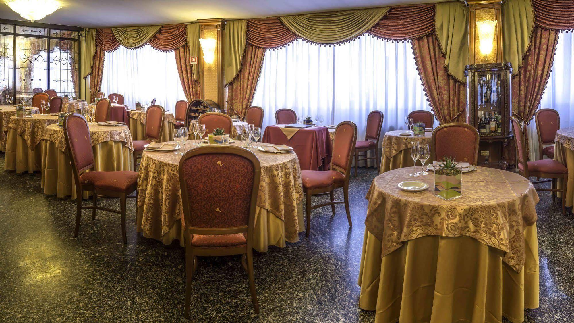 Hotel La Bussola نوفارا المظهر الخارجي الصورة